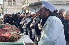 الحزن يُسقط الإمام.. مشهد مؤثر في جنازة