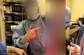 صور بشعة لأطباء يلهون بأعضاء المرضى