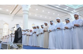 أحمد بن حميد النعيمي يؤدي صلاة الجنازة على جثمان حميد سيف المهيري