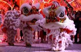 الشرطة تتنكر بـ «رقصة الأسد» للإيقاع بسارق