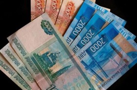 الروبل الروسي يتراجع إلى أدنى مستوياته في مقابل الدولار منذ 12 شهرا 