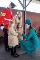 كاثرين، أميرة ويلز تقدم غصنًا تقليديًا من نبات النفل لأطفال الضباط خلال موكب عيد القديس باتريك في ثكنات مونس في ألدرشوت ، إنجلترا. رويترز