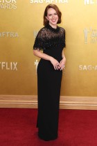 الممثلة الأمريكية إليزابيث ماكلولين لدى حضورها حفل توزيع جوائز الممثلين السنوي في لوس أنجلوس. ا ف ب 