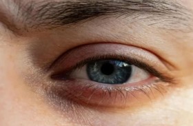 كيف كشف حذاء طفل «العمى الصامت» لوالده؟