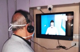 شاشات إلكترونية للتواصل بين مرضى كورونا وذويهم
