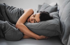 وضعية للنوم تحمي من ظهور التجاعيد