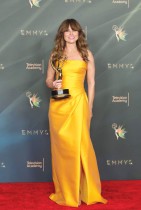 ليندا كارديليني، الفائزة بجائزة أفضل ممثلة مساعدة عن دورها في مسلسل «DTF St. Louis»، خلال حفل توزيع جوائز إيمي الـ78 في لوس أنجلوس. «ا ف ب»