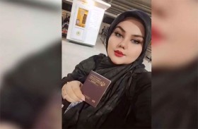 بلوغر تختم جوازها  بنفسها عند المعبر الحدودي 