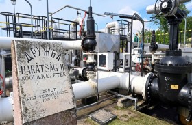 بولندا ترصد تسربا في جزء من خط أنابيب ينقل النفط من روسيا لأوروبا 