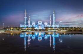 مركز جامع الشيخ زايد الكبير يقدم مع غرة كل شهر هجري تجربة بصرية تحاكي مراحل القمر