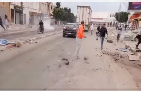 احتجاجات في عقارب على قرار إعادة فتح مصب فضلات، والأمن يتدخل باستعمال الغاز المسيل للدموع