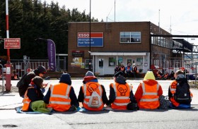 نشطاء يغلقون عشر محطات نفط في بريطانيا 