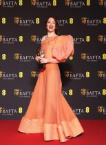 إيما ستون مع جائزتها لأفضل ممثلة عن فيلم  Poor Things  خلال حفل توزيع جوائز الأكاديمية البريطانية للسينما والتلفزيون بلندن. رويترز