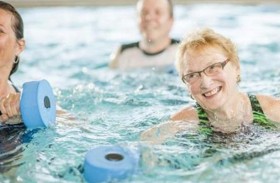 دراسة تكشف فوائد السباحة في ماء بارد خلال سن اليأس