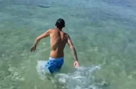 يقفز في المحيط لتجنب إعطاء صديقته كلمة مرور هاتفه