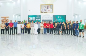 نادي دبا الحصن يستقبل دائرة الخدمات الاجتماعية لتوعية الرياضيين بأخلاقيات العمل التطوعي 