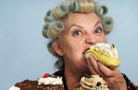 العلم يكشف سر حُبّ كبار السن للحلويات