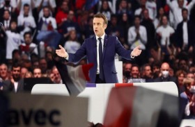 ماكرون يتجنب الهزيمة ويأخذ وقته في تشكيل حكومة جديدة 