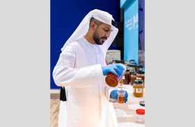 «أبوظبي للجودة والمطابقة» و«M42» يفحصان عينات العسل في مهرجان ومزاد الظفرة للتمور 2026