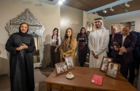 بدور القاسمي تفتتح معرض «لاعب النرد: محمود درويش» في بيت الحكمة