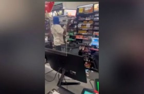 اللص الوقح لم يترك خيارا للموظفين سوى مواجهته