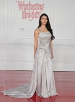 الممثلة الأمريكية كايلي كوان لدى حضورها العرض العالمي الأول لفيلم «مرتفعات وذرينغ» في مسرح تي سي إل الصيني في لوس أنجلوس. ا ف ب 