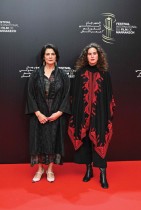 الممثلة والمخرجة الفلسطينية هيام عباس والمخرجة الفرنسية الجزائرية لينا سوالم على السجادة الحمراء خلال الدورة العشرين لمهرجان مراكش السينمائي الدولي. (ا ف ب)