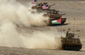 فصائل مسلحة بالعراق تخفف هجماتها على القوات الأمريكية 