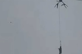 درون وخنزير طائر يغرقان آلاف الصينيين في ظلام دامس