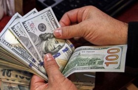 الدولار يرتفع وسط مؤشرات على تريث المركزي الأمريكي في خفض الفائدة 