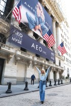 الممثلة الأمريكية سيدني سويني تقف أمام بورصة نيويورك بعد أن قرعت جرس الافتتاح احتفالاً بإطلاق علامة «أمريكان إيجل» التجارية. ا ف ب