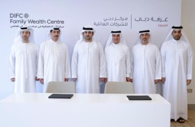 مكتوم بن محمد يشهد توقيع مذكرة تفاهم بين غُرف دبي ومركز الثروات العائلية في مركز دبي المالي  