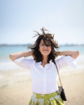 الممثلة والمخرجة السينمائية وكاتبة السيناريو الفرنسية زابو بريتمان على الشاطئ على هامش مهرجان لا بول للسينما والموسيقى السينمائية، فرنسا. ا ف ب