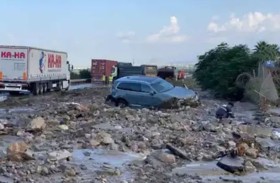 يصارع السيول قبل أن يلقى حتفه