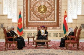 سفير الإمارات يقدم أوراق اعتماده إلى سلطان عُمان