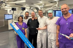 خبير بـ(القاسمي) يجري زراعة بطارية منظمة للقلب في سويسرا