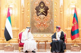 رئيس الدولة وسلطان عمان يبحثان العلاقات الأخوية والتطورات في المنطقة