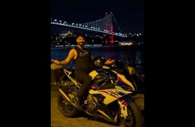 مصرع سائق دراجات نارية شهير بحادث مروع 