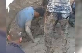 تربة طينية تبتلع عمالاً 