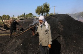 الحطاب.. يواجه سواد الواقع في غزة بسواد الفحم