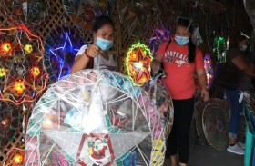 الفيلبينيون يحاولون إنقاذ عيد الميلاد من كورونا
