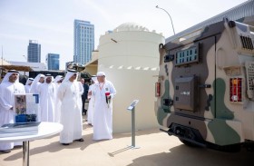 حامد بن زايد يقوم بجولة في معرض آيدكس 2023