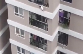 ينقذ طفلة سقطت من الطابق الـ12 