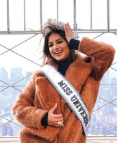 ملكة جمال الكون 2021 هارناز ساندو من الهند تقف لالتقاط صور فوق بمبنى إمباير ستيت ، في حي مانهاتن في مدينة نيويورك. رويترز