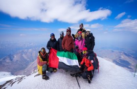 منتسبو «نحو القمم» يرفعون علم الإمارات على قمة إلبروس