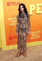 الممثلة الجنوب إفريقية الأمريكية ساشا بيترس لدى حضورها العرض الأول لفيلم «أشخاص نلتقيهم في الإجازة» على منصة نتفليكس في هوليوود. ا ف ب 