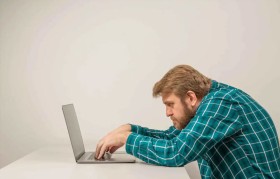 «روبيان المكتب» ليس مزحة.. عادة جلوس يومية تدمّر صحتك