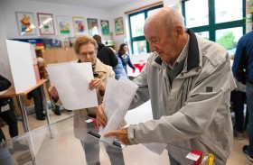 البولنديون يصوّتون في «أهم» انتخابات منذ سقوط الشيوعية 