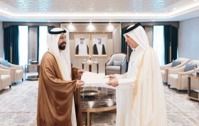 سفير الإمارات يقدّم نسخة من أوراق اعتماده إلى وزير الدولة للشؤون الخارجية في قطر