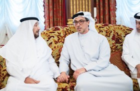 منصور بن زايد يقدم واجب العزاء في وفاة حرم محمد بن بطي آل حامد